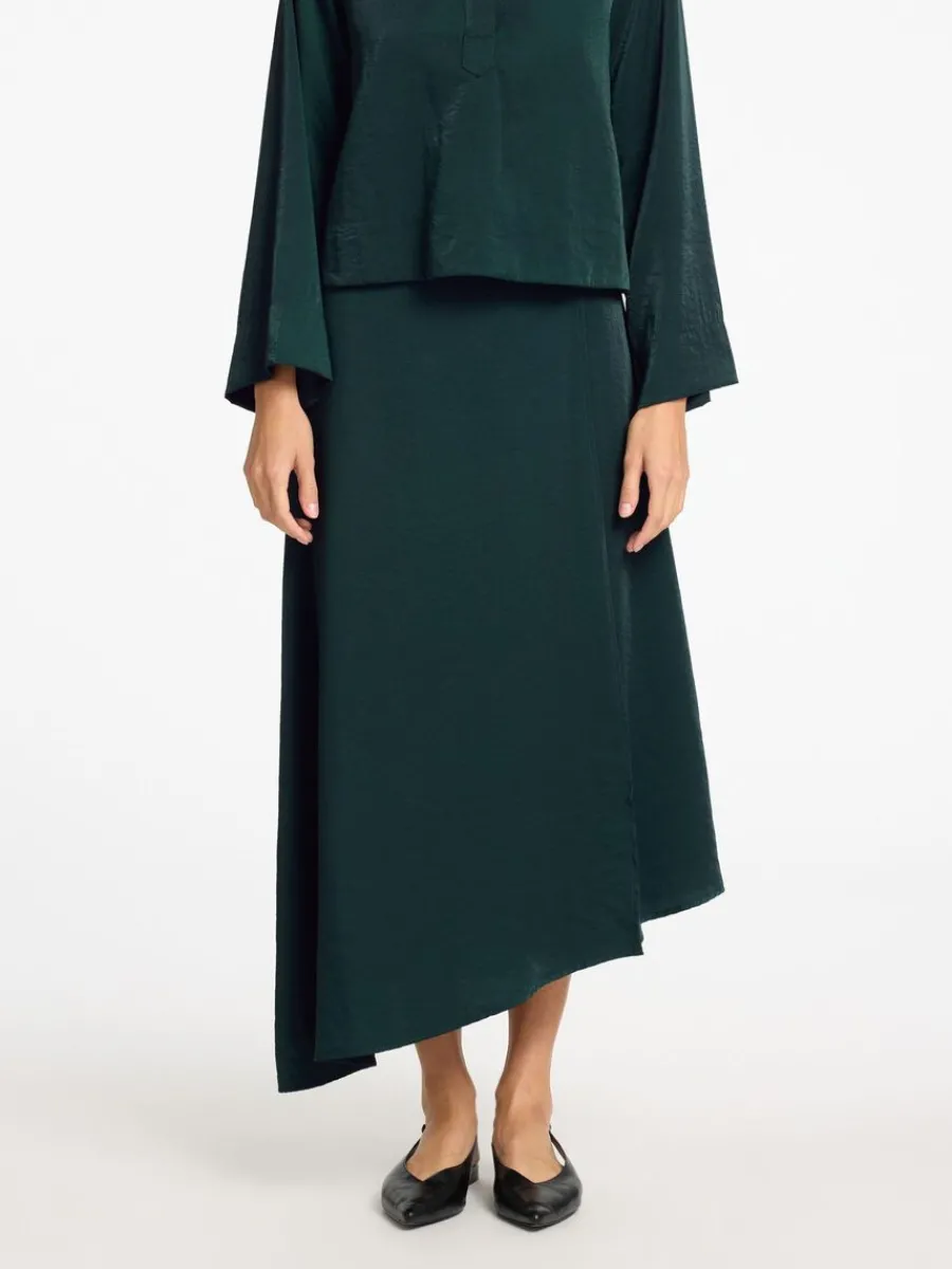 asymmetrisk_maxikjol_1.webp SELECTED ASYMMETRISK MAXIKJOL Green Best Sale