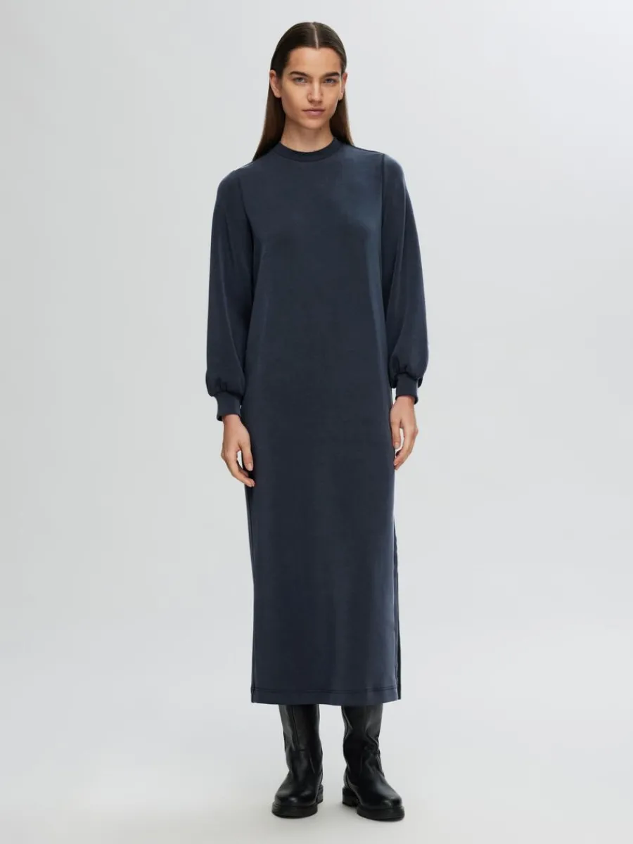 avslappnad_maxiklnning_1.webp SELECTED AVSLAPPNAD MAXIKLÄNNING Blue Flash Sale