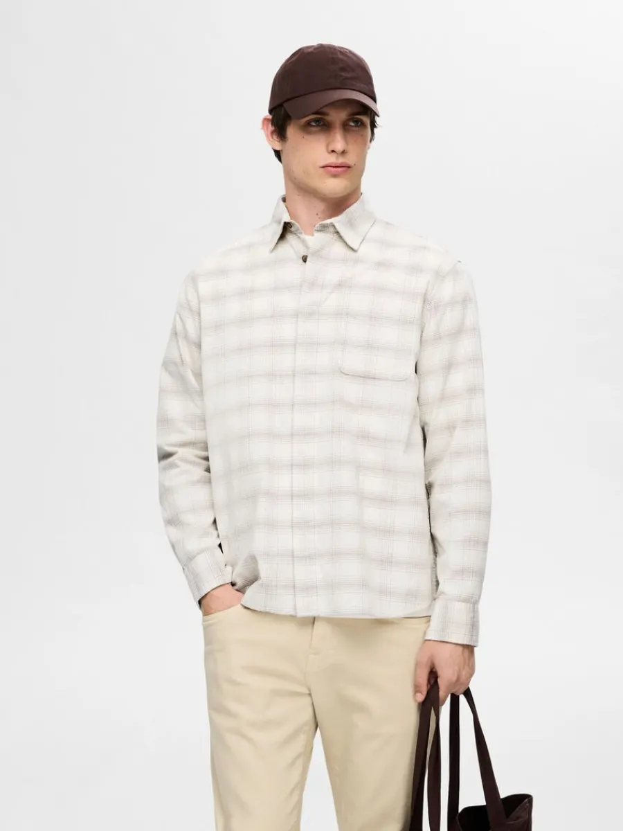 avslappnad_rutig_skjorta_0-1.webp SELECTED AVSLAPPNAD RUTIG SKJORTA Beige Shop