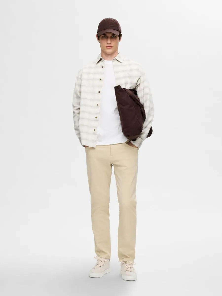 avslappnad_rutig_skjorta_2-1.webp SELECTED AVSLAPPNAD RUTIG SKJORTA Beige Shop