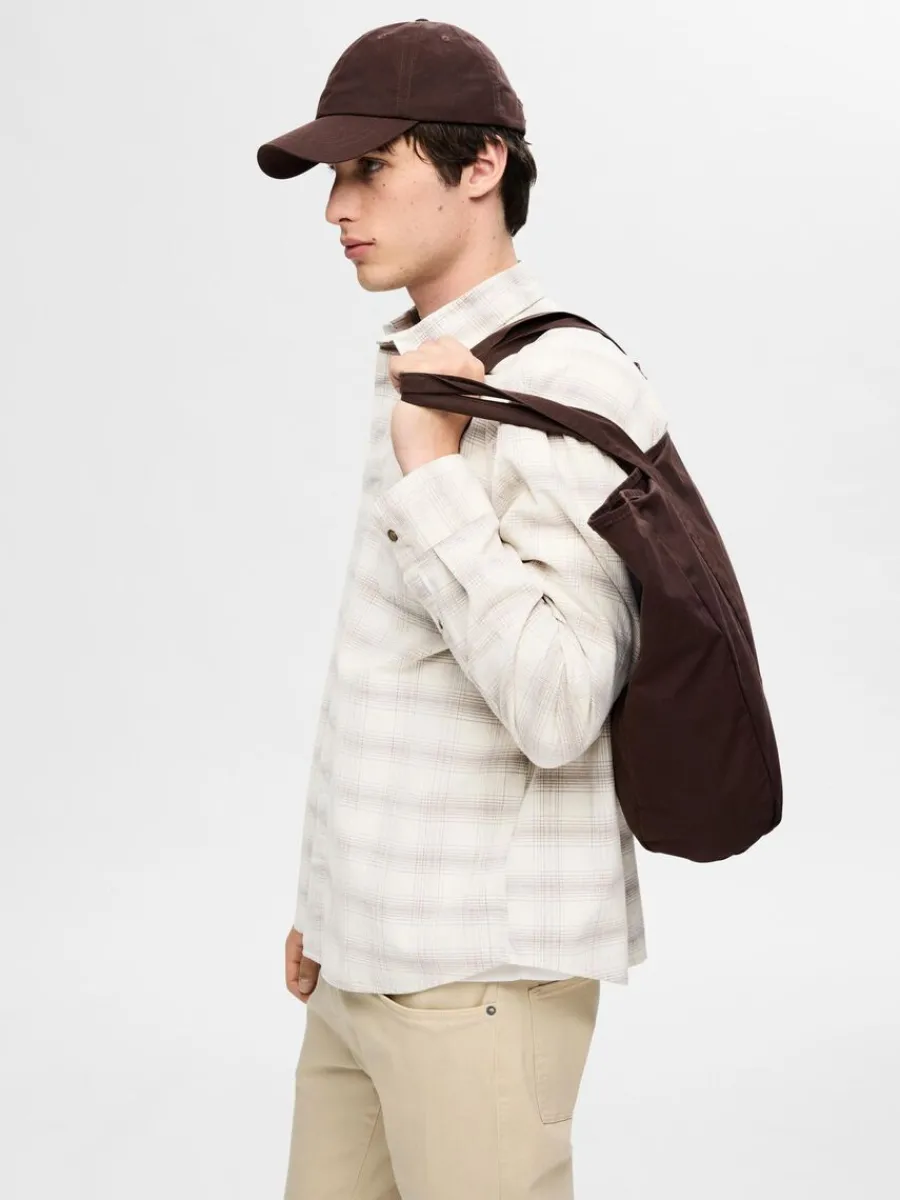 avslappnad_rutig_skjorta_3-1.webp SELECTED AVSLAPPNAD RUTIG SKJORTA Beige Shop