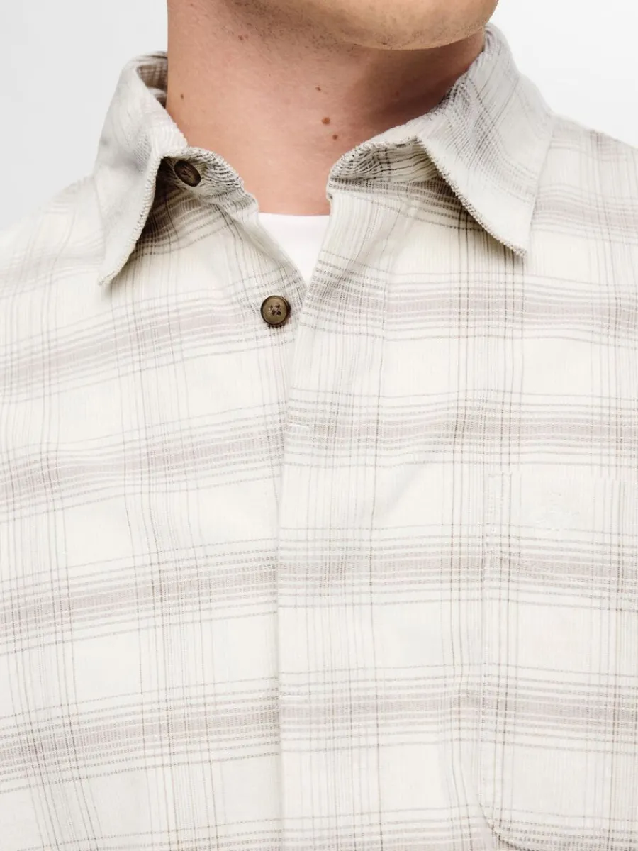 avslappnad_rutig_skjorta_5-1.webp SELECTED AVSLAPPNAD RUTIG SKJORTA Beige Shop