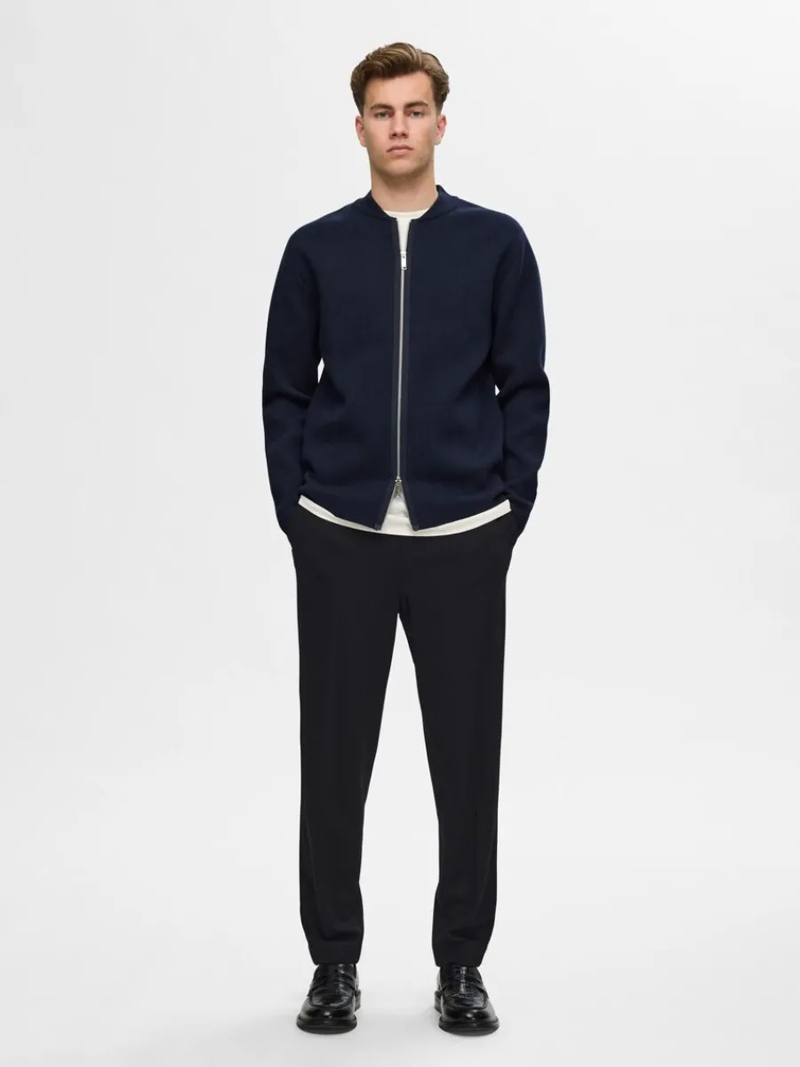 avsmalnande_slim_fitbyxor_2.webp SELECTED AVSMALNANDE SLIM FIT-BYXOR Black Clearance