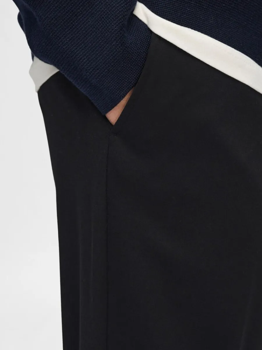 avsmalnande_slim_fitbyxor_5.webp SELECTED AVSMALNANDE SLIM FIT-BYXOR Black Clearance