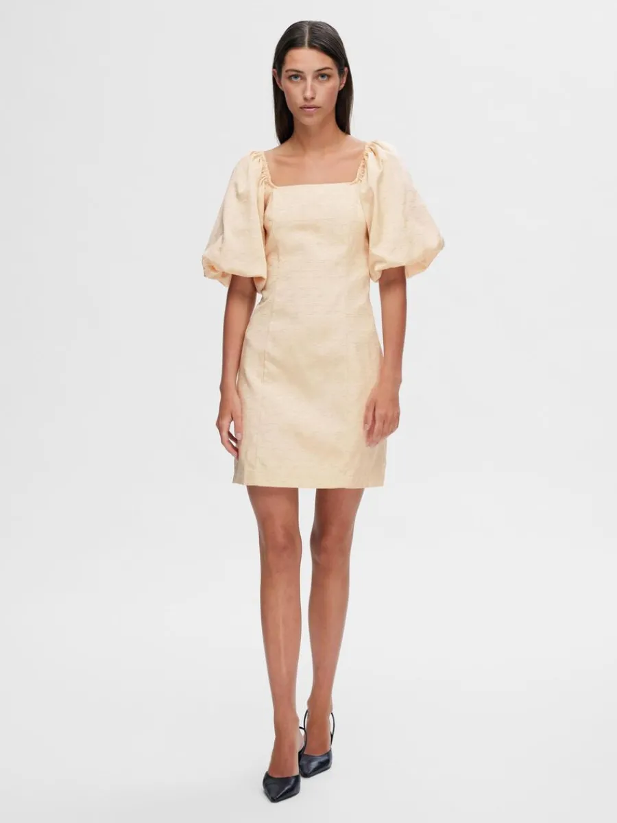 baraxlad_kort_klnning_1.webp SELECTED BARAXLAD KORT KLÄNNING Beige Clearance