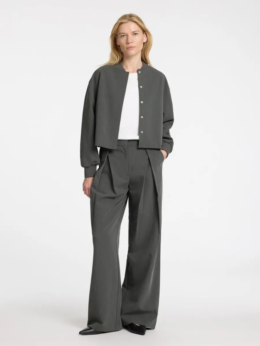 beskurna_bomberjacka_1.webp SELECTED BESKURNA BOMBERJACKA Grey New