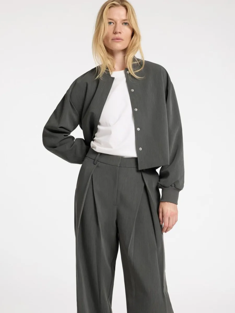 beskurna_bomberjacka_3.webp SELECTED BESKURNA BOMBERJACKA Grey New