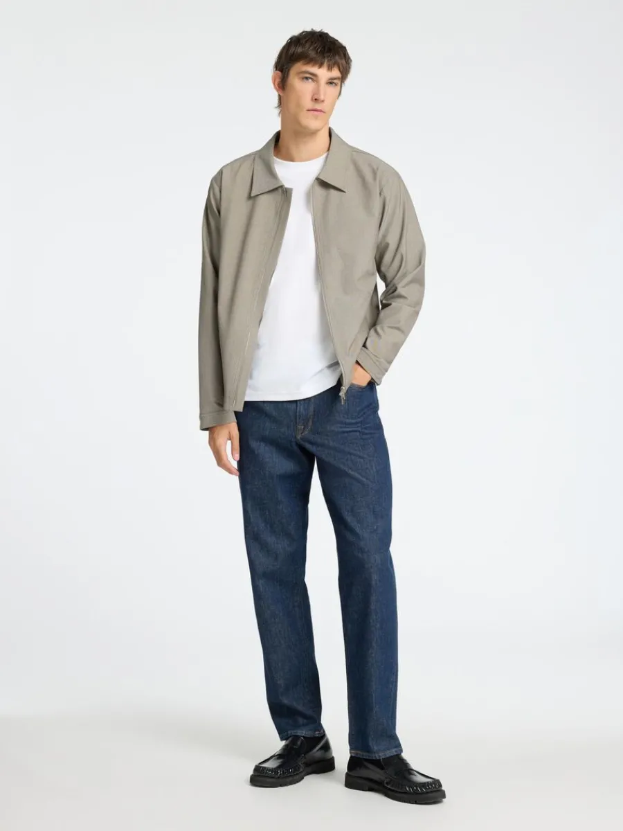 blixtlsfrsedd_jacka_1.webp SELECTED BLIXTLÅSFÖRSEDD JACKA Beige Clearance