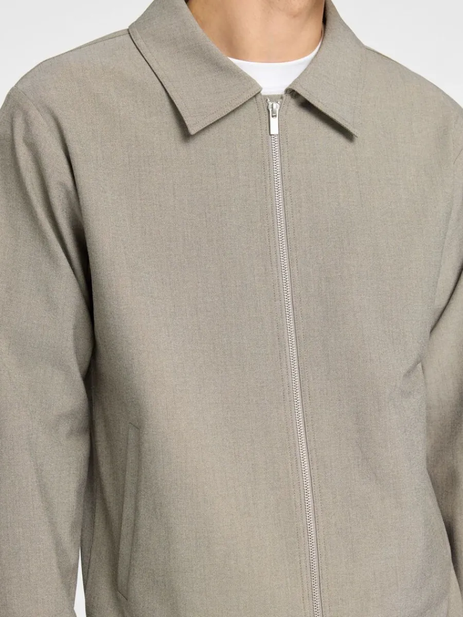 blixtlsfrsedd_jacka_3.webp SELECTED BLIXTLÅSFÖRSEDD JACKA Beige Clearance