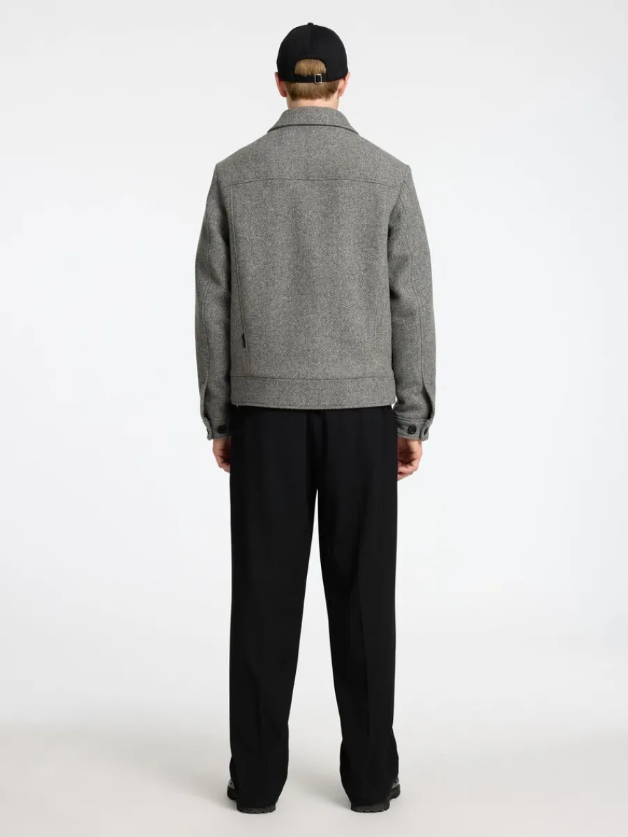 blixtlsfrsedd_kort_jacka_1-2.webp SELECTED BLIXTLÅSFÖRSEDD KORT JACKA Grey Sale