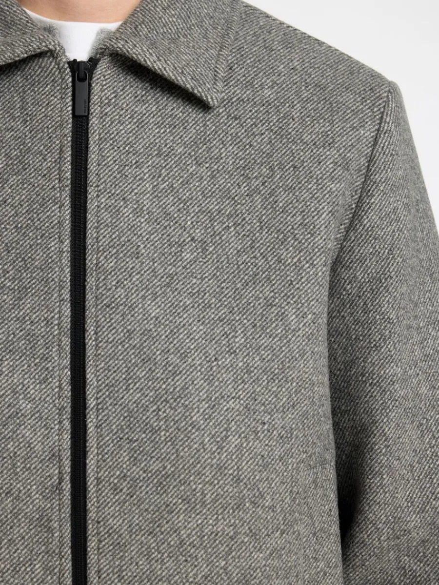 blixtlsfrsedd_kort_jacka_2-2.webp SELECTED BLIXTLÅSFÖRSEDD KORT JACKA Grey Sale