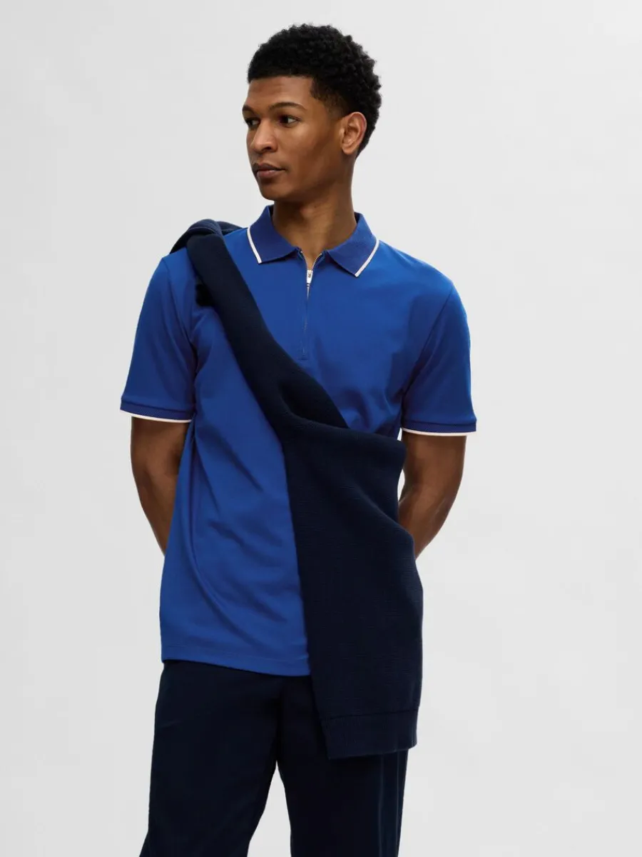 blixtlsfrsedd_piktrja_0-1.webp SELECTED BLIXTLÅSFÖRSEDD PIKÉTRÖJA Blue Shop