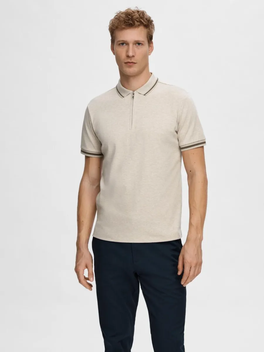 blixtlsfrsedd_piktrja_0-3.webp SELECTED BLIXTLÅSFÖRSEDD PIKÉTRÖJA Beige Shop