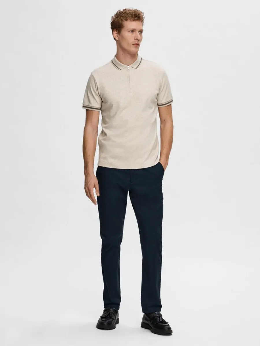 blixtlsfrsedd_piktrja_1-3.webp SELECTED BLIXTLÅSFÖRSEDD PIKÉTRÖJA Beige Shop