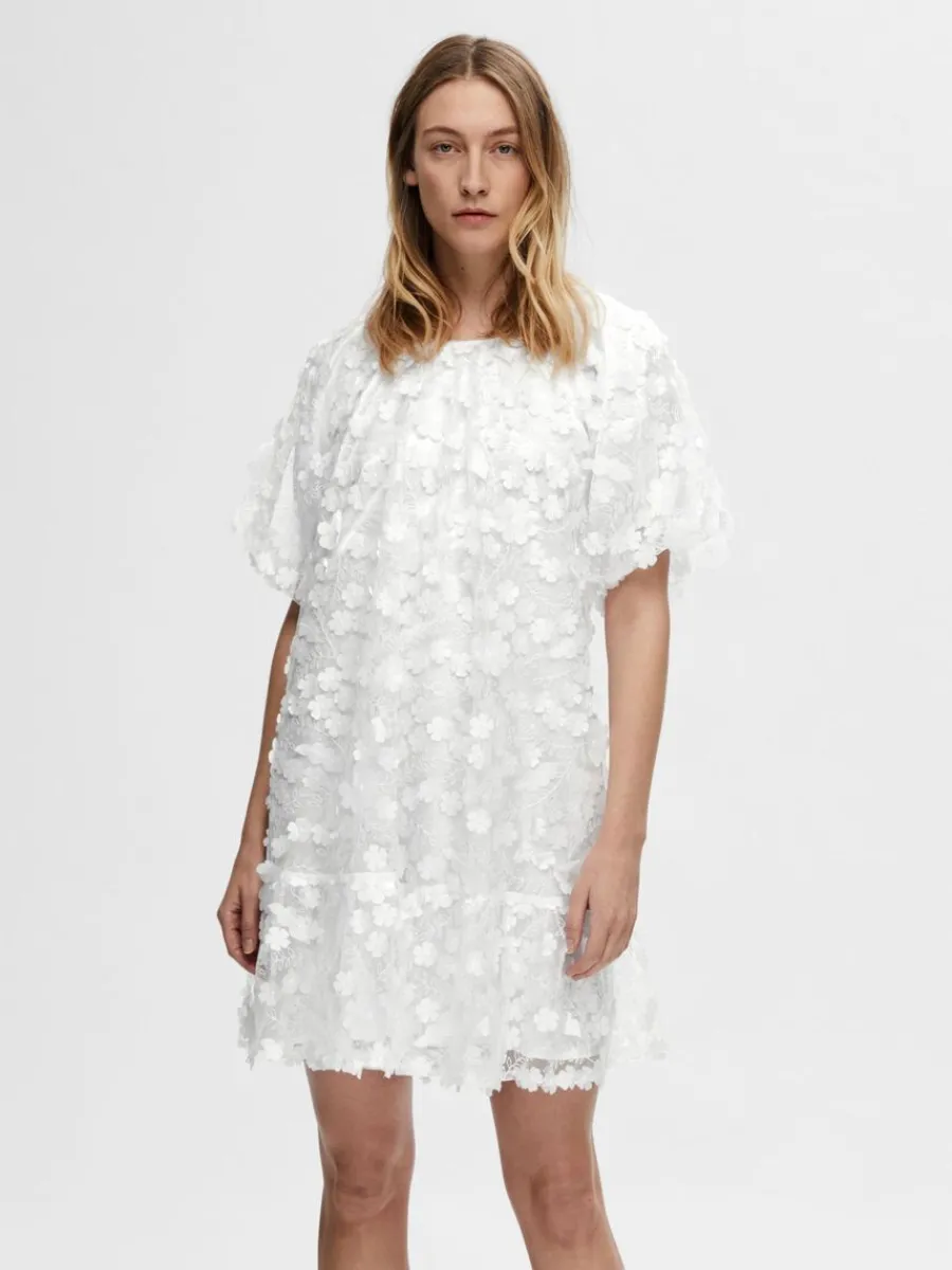 blommig_dtextur_kort_klnn_0.webp SELECTED BLOMMIG 3D-TEXTUR KORT KLÄNNING White Shop