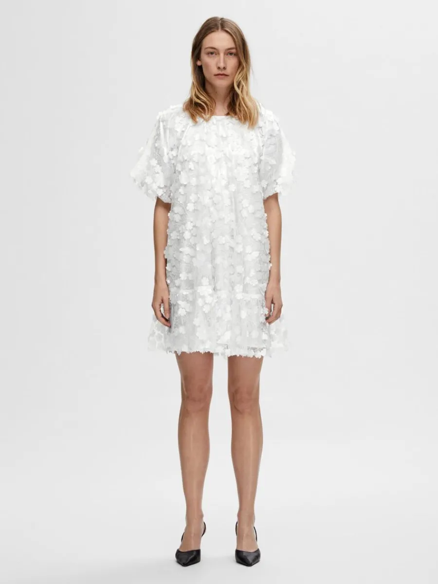 blommig_dtextur_kort_klnn_1.webp SELECTED BLOMMIG 3D-TEXTUR KORT KLÄNNING White Shop