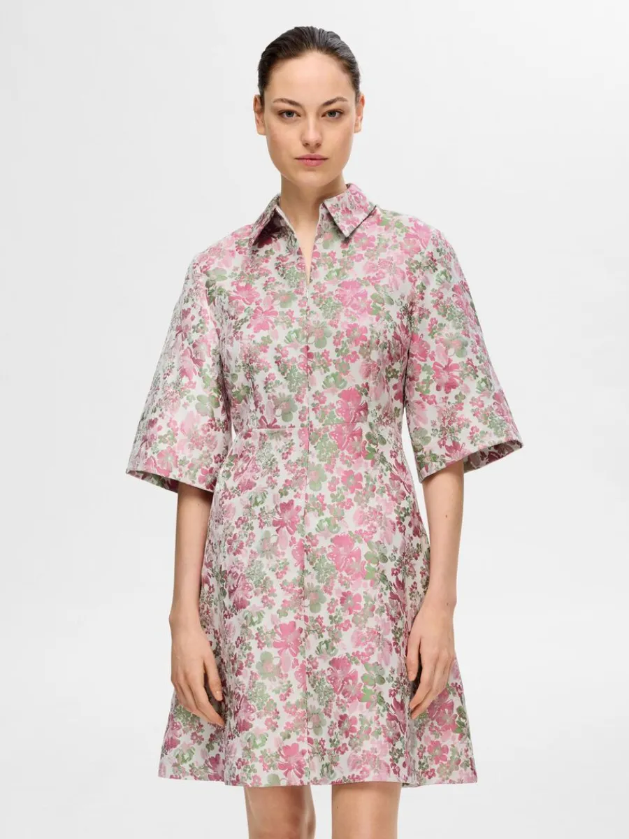 blommig_jacquard_kort_kln_0-1.webp SELECTED BLOMMIG JACQUARD KORT KLÄNNING Coloured Best Sale