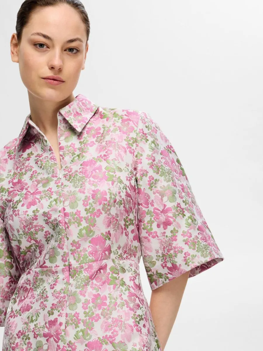 blommig_jacquard_kort_kln_2-1.webp SELECTED BLOMMIG JACQUARD KORT KLÄNNING Coloured Best Sale