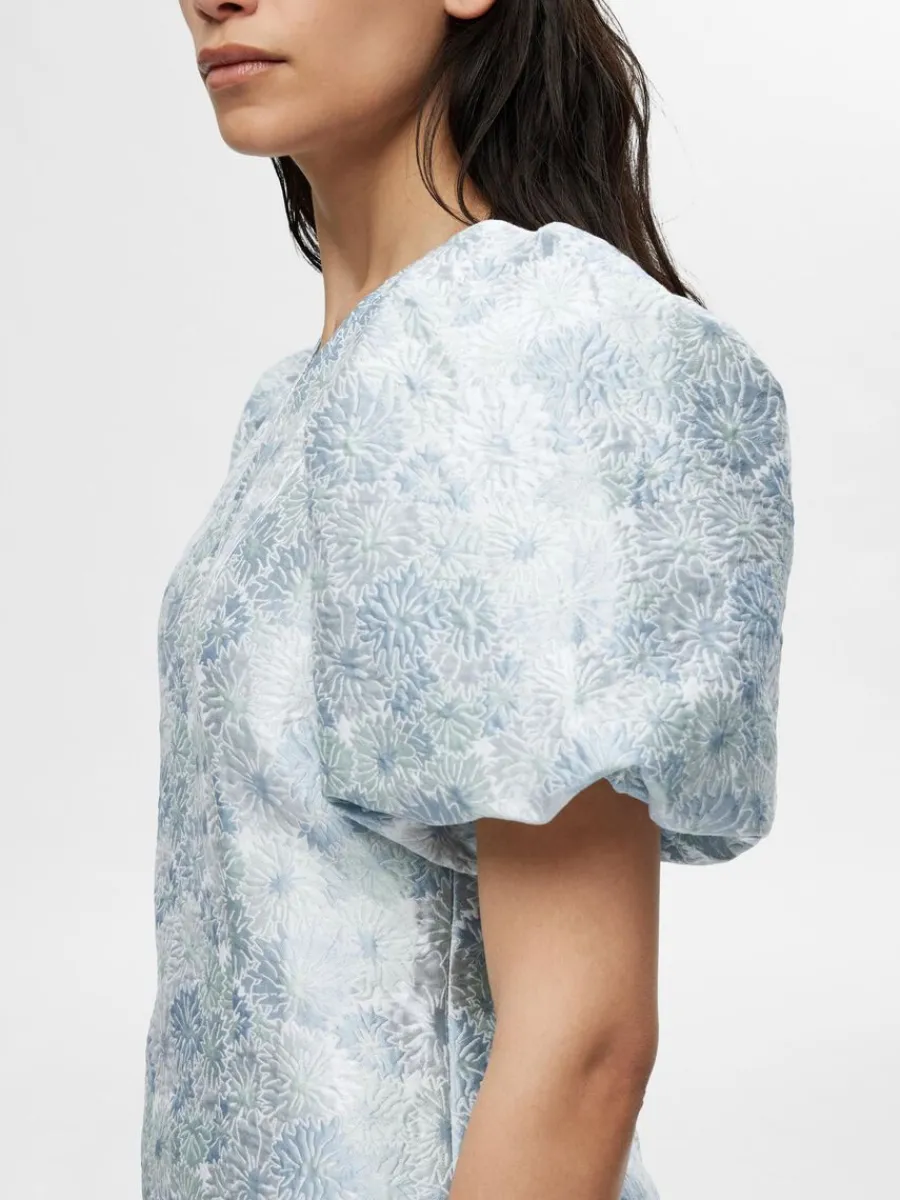 blommig_jacquard_kort_kln_2.webp SELECTED BLOMMIG JACQUARD KORT KLÄNNING Blue Fashion