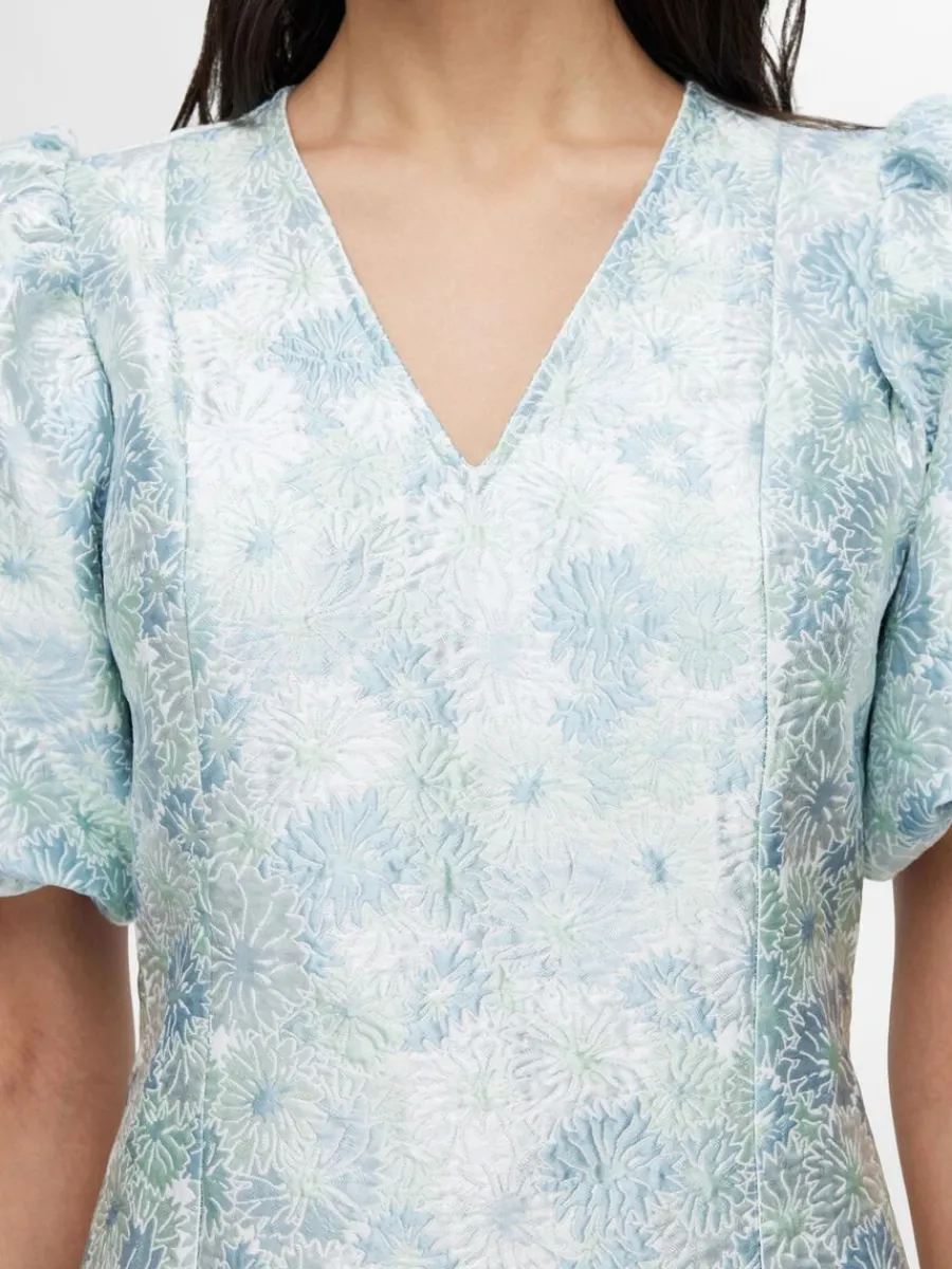 blommig_jacquard_kort_kln_3.webp SELECTED BLOMMIG JACQUARD KORT KLÄNNING Blue Fashion