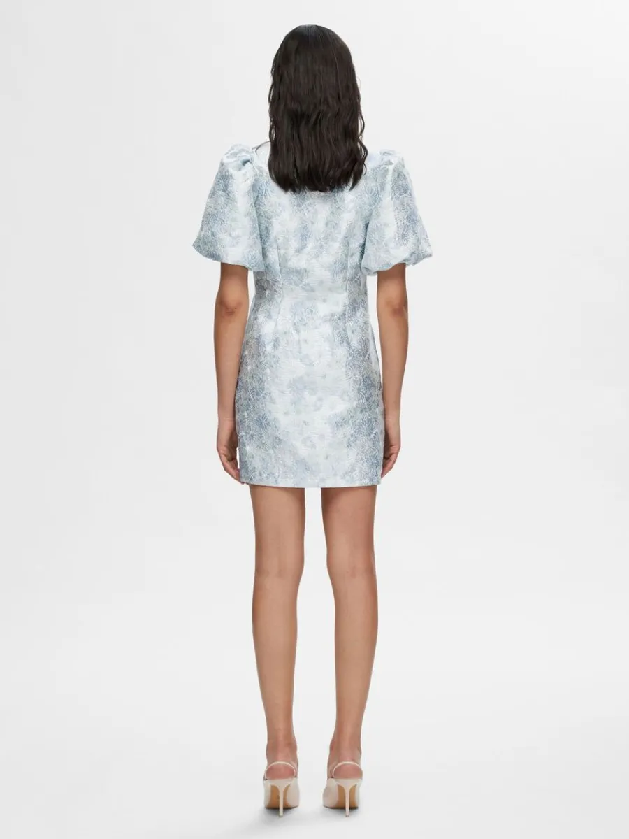 blommig_jacquard_kort_kln_4.webp SELECTED BLOMMIG JACQUARD KORT KLÄNNING Blue Fashion