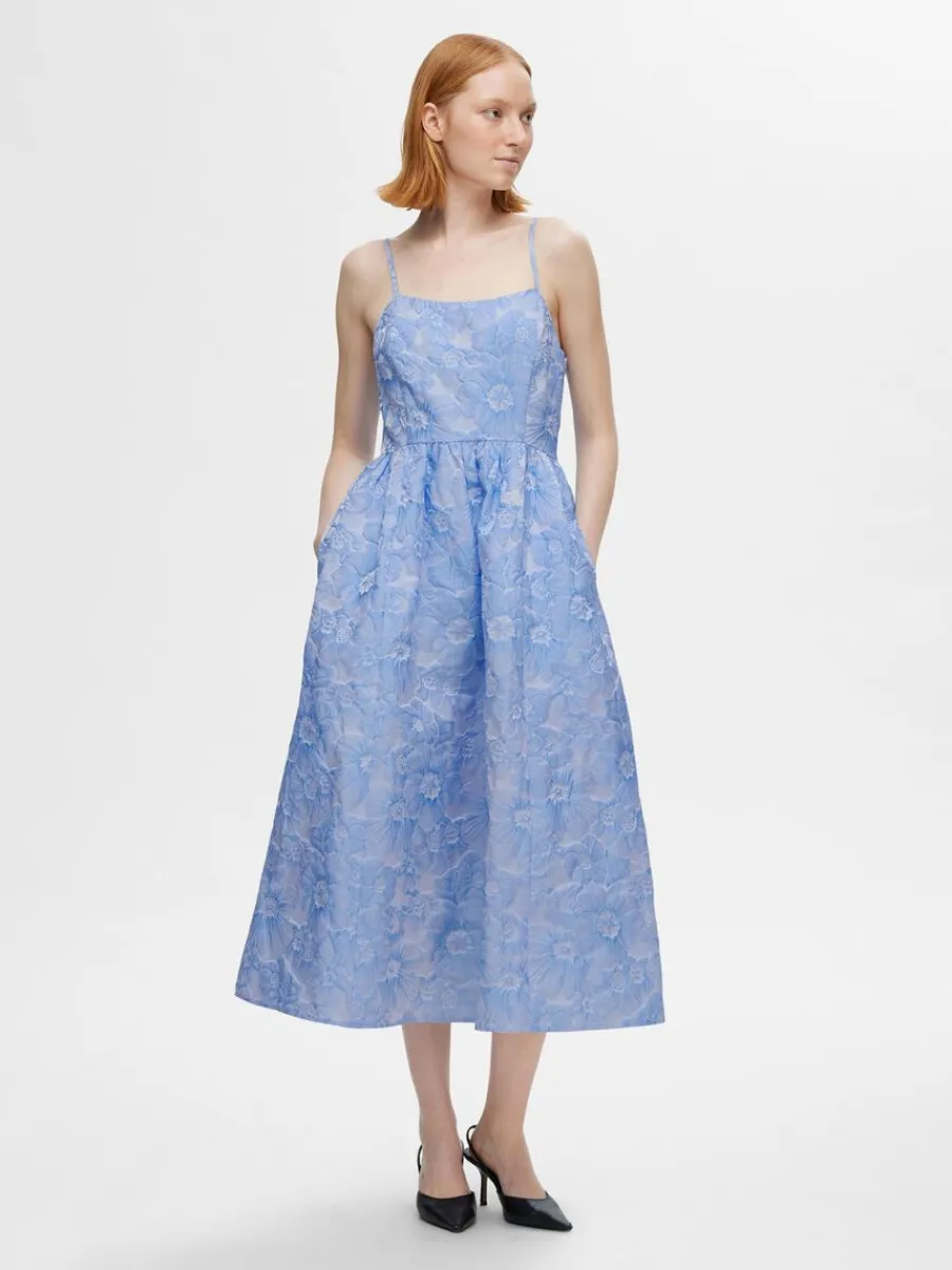 blommig_midiklnning_1.webp SELECTED BLOMMIG MIDIKLÄNNING Blue Shop