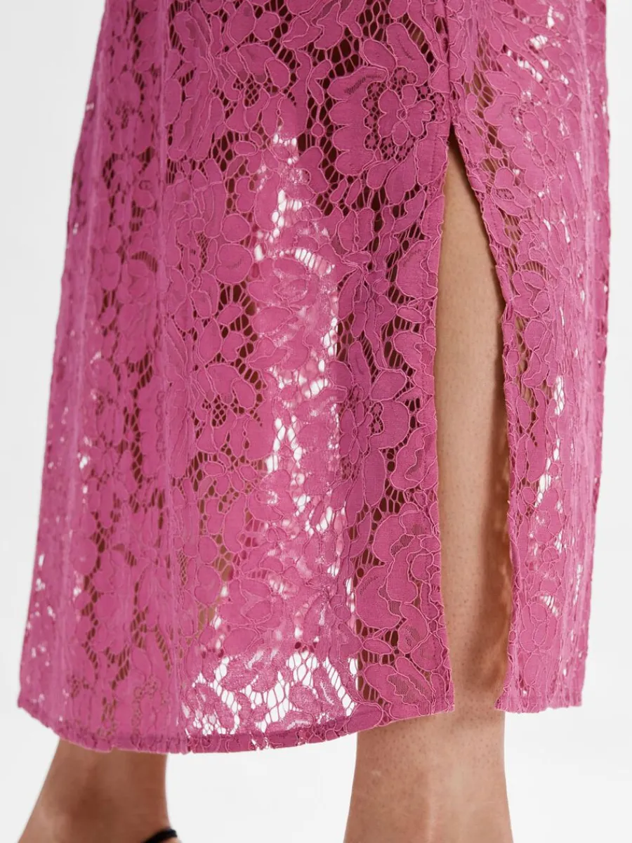 blommig_spets_midiklnning_3.webp SELECTED BLOMMIG SPETS MIDIKLÄNNING Pink Best Sale