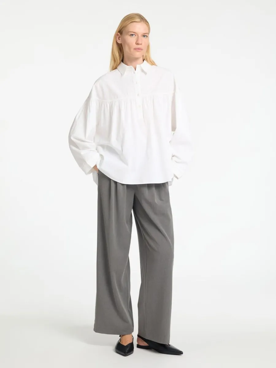 bomull_lngrmad_blus_1-1.webp SELECTED 100% BOMULL LÅNGÄRMAD BLUS White Sale