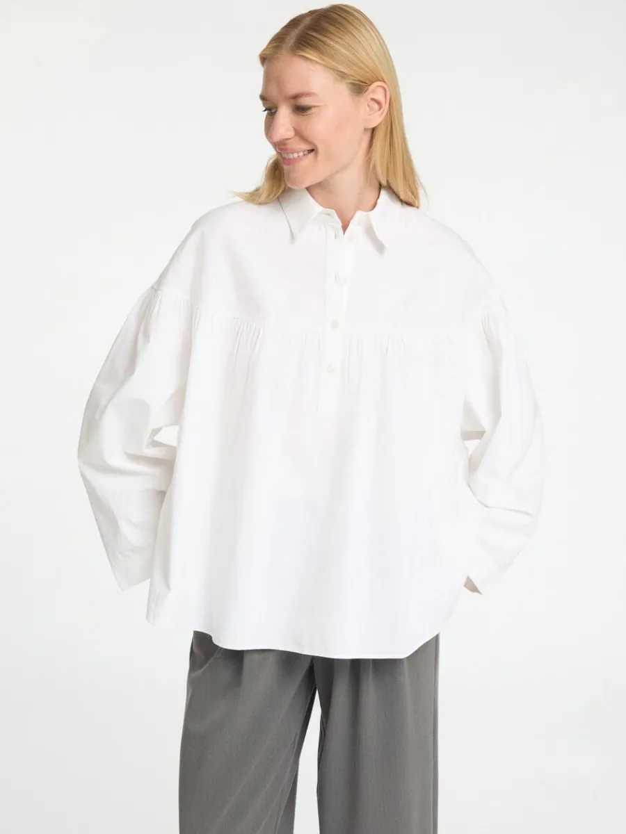 bomull_lngrmad_blus_2-1.webp SELECTED 100% BOMULL LÅNGÄRMAD BLUS White Sale