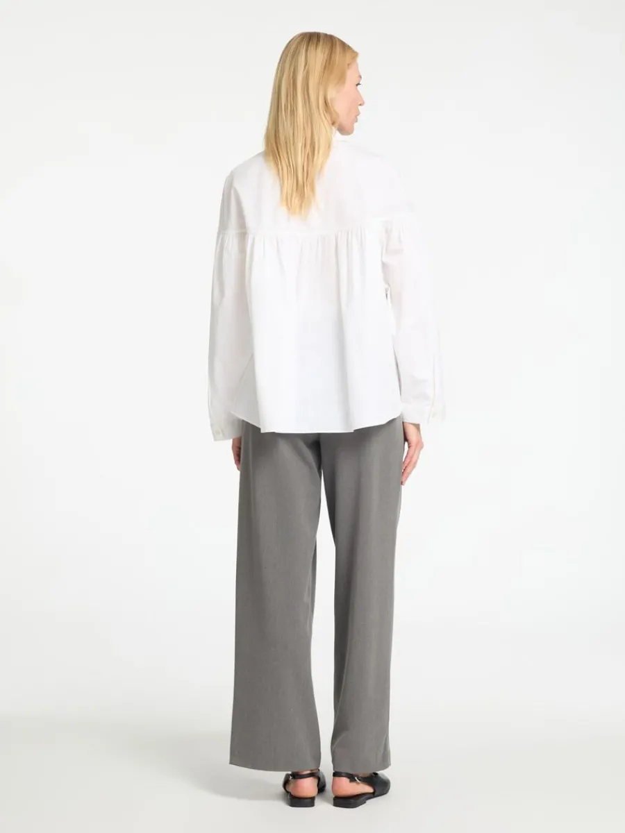bomull_lngrmad_blus_4-1.webp SELECTED 100% BOMULL LÅNGÄRMAD BLUS White Sale