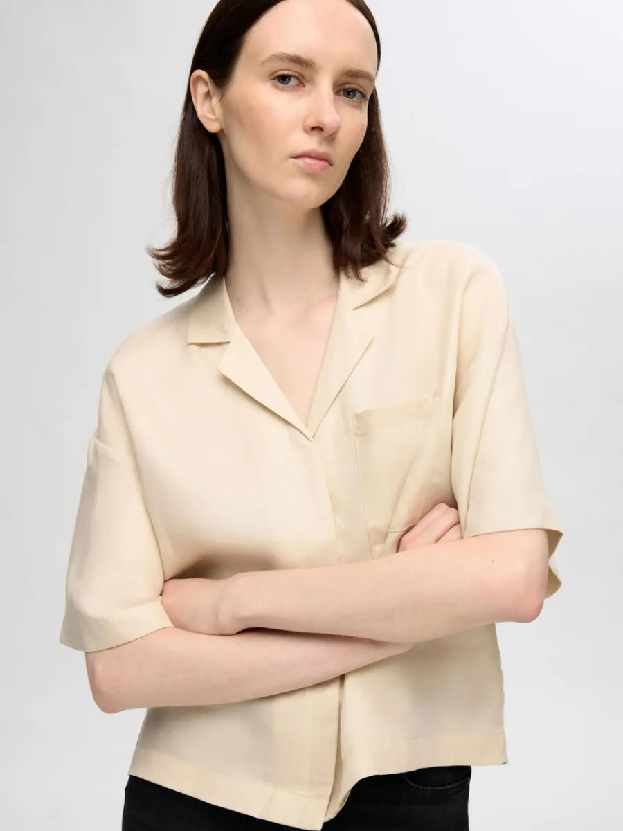 boxy_kortrmad_skjorta_2.webp SELECTED BOXY KORTÄRMAD SKJORTA Beige Sale