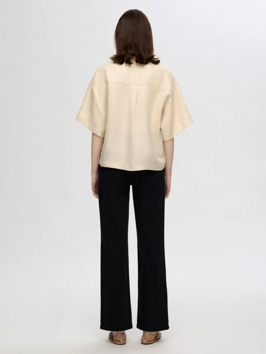 boxy_kortrmad_skjorta_4.webp SELECTED BOXY KORTÄRMAD SKJORTA Beige Sale