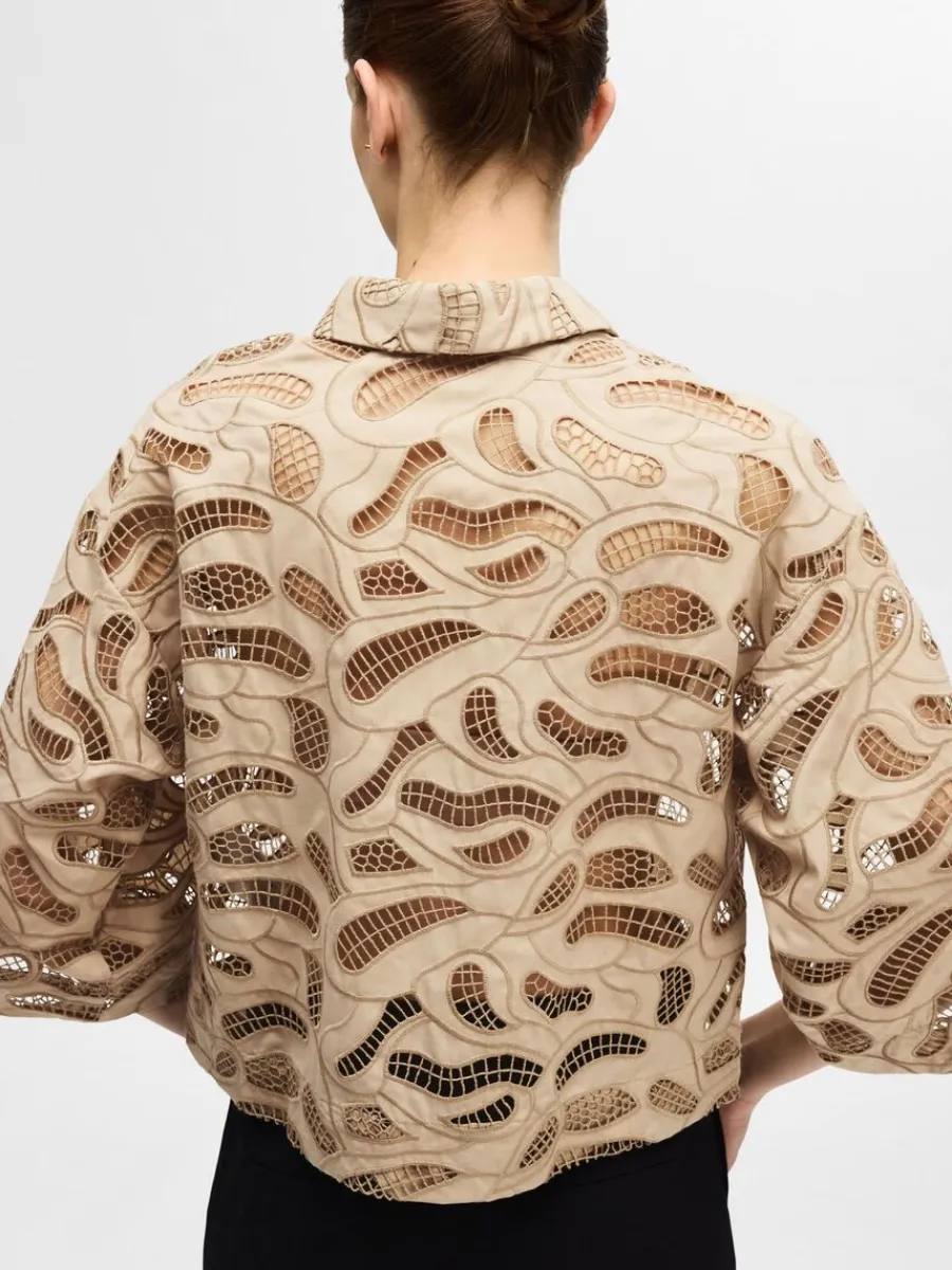 broderie_anglaise_croppad_2-1.webp SELECTED BRODERIE ANGLAISE CROPPAD SKJORTA Beige Cheap