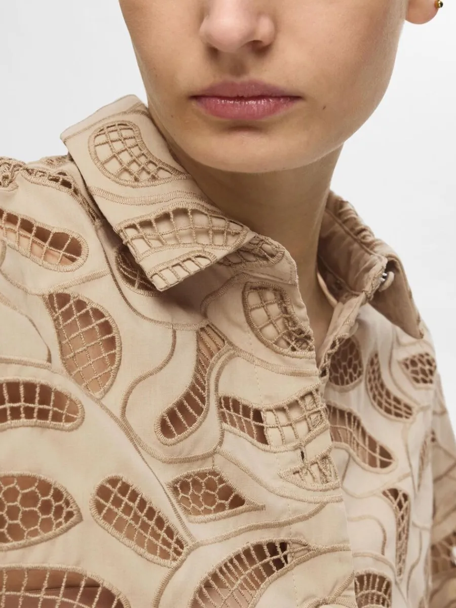 broderie_anglaise_croppad_3-1.webp SELECTED BRODERIE ANGLAISE CROPPAD SKJORTA Beige Cheap