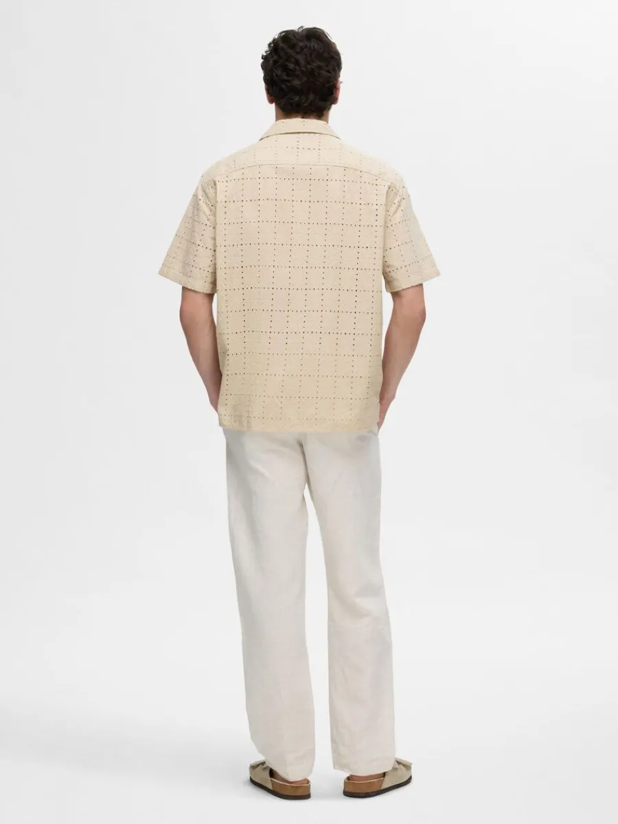 broderie_anglaise_kortrma_1-3.webp SELECTED BRODERIE ANGLAISE KORTÄRMAD SKJORTA Beige Online