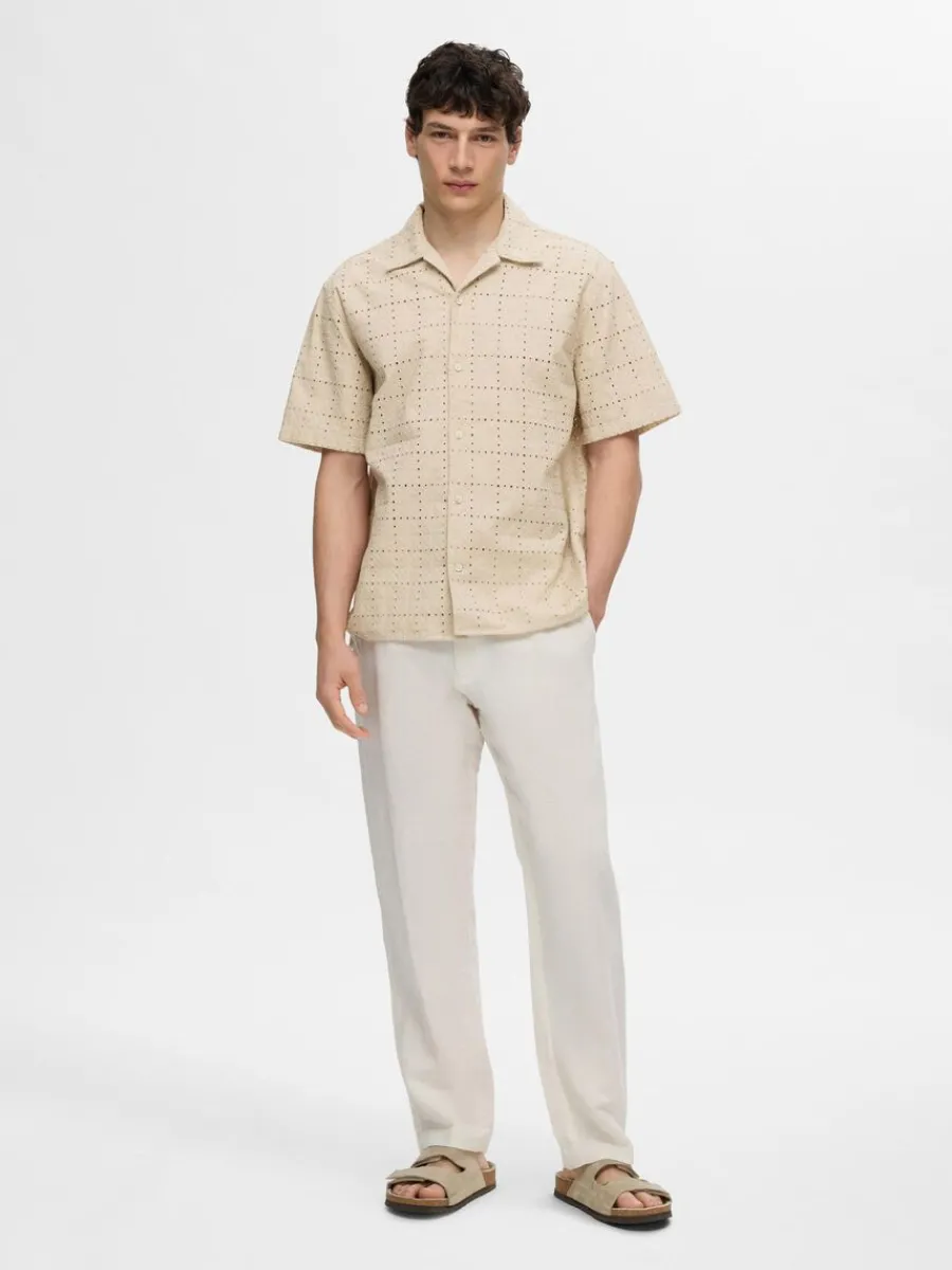 broderie_anglaise_kortrma_2-3.webp SELECTED BRODERIE ANGLAISE KORTÄRMAD SKJORTA Beige Online