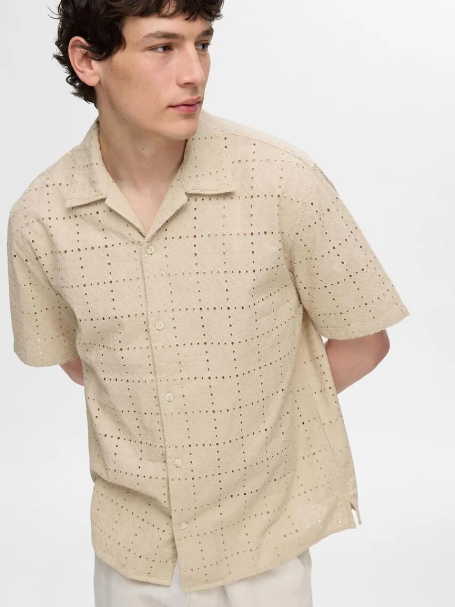 broderie_anglaise_kortrma_3-3.webp SELECTED BRODERIE ANGLAISE KORTÄRMAD SKJORTA Beige Online