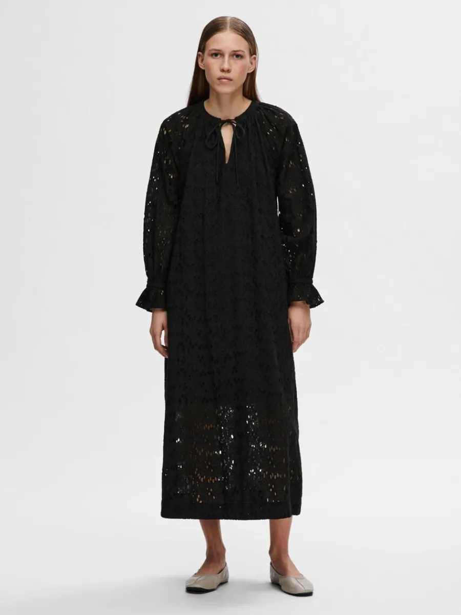 broderie_anglaise_maxikln_0-1.webp SELECTED BRODERIE ANGLAISE MAXIKLÄNNING Black Store