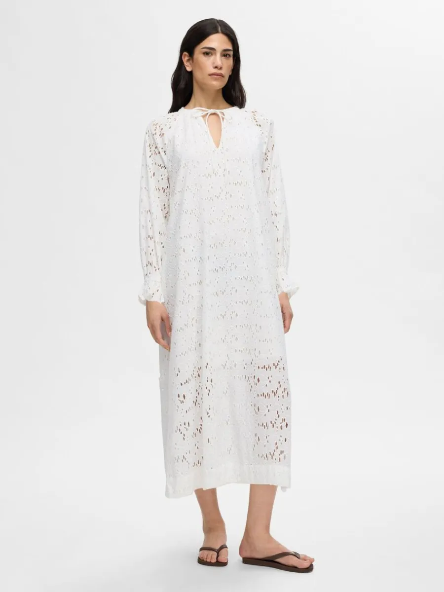 broderie_anglaise_maxikln_1.webp SELECTED BRODERIE ANGLAISE MAXIKLÄNNING White Best