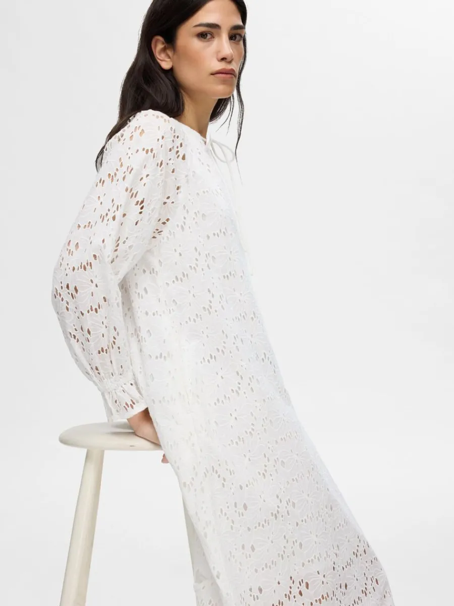 broderie_anglaise_maxikln_2.webp SELECTED BRODERIE ANGLAISE MAXIKLÄNNING White Best