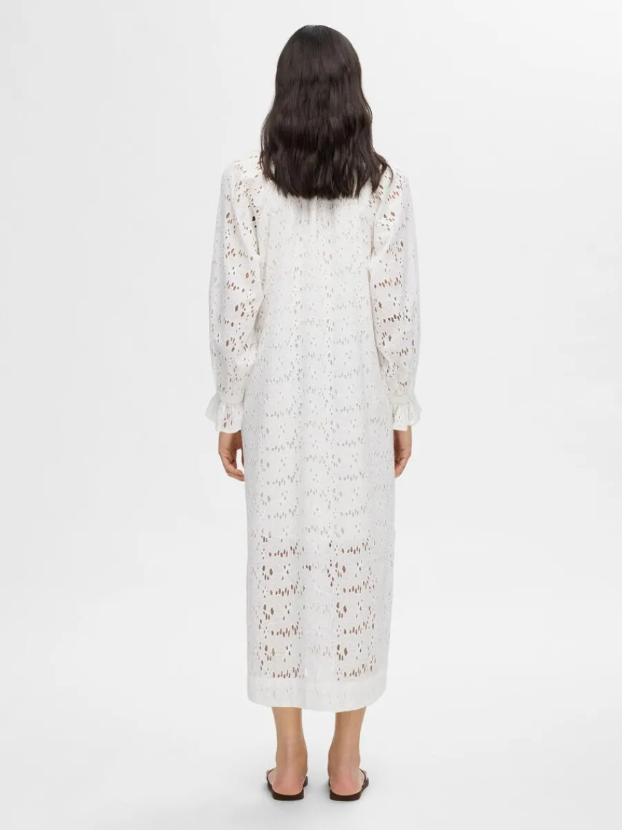 broderie_anglaise_maxikln_4.webp SELECTED BRODERIE ANGLAISE MAXIKLÄNNING White Best