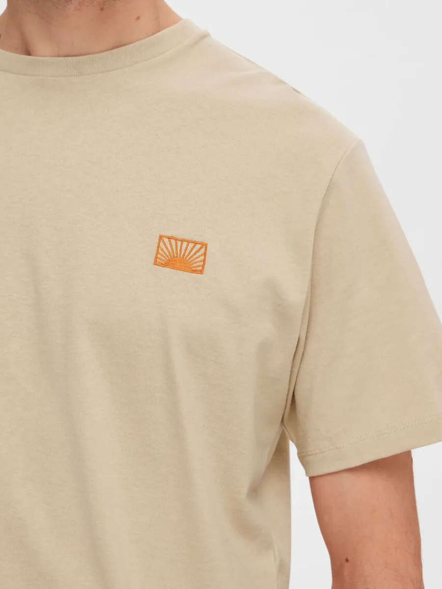 brodyrprydd_tshirt_3-1.webp SELECTED BRODYRPRYDD T-SHIRT Beige Fashion