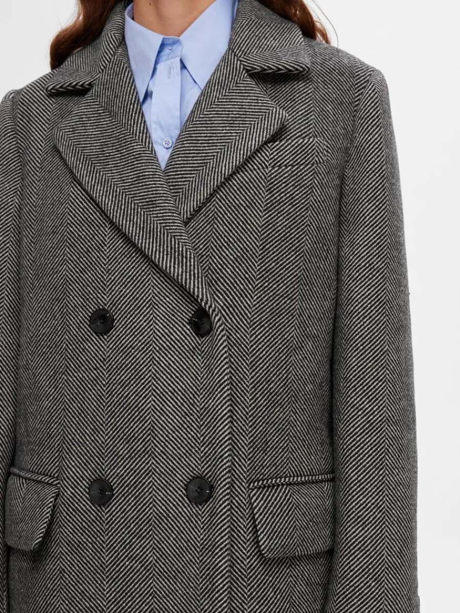 dubbelknppt_fiskbensmnstr_3.webp SELECTED DUBBELKNÄPPT FISKBENSMÖNSTRAD KAPPA Grey Store