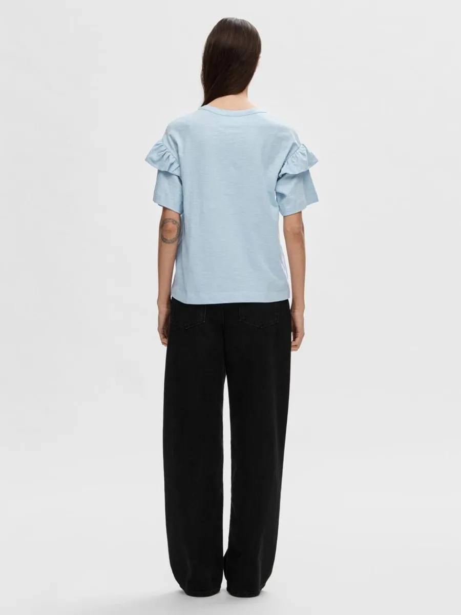 ekologisk_bomull_volang_t_4.webp SELECTED EKOLOGISK BOMULL VOLANG T-SHIRT Blue Clearance