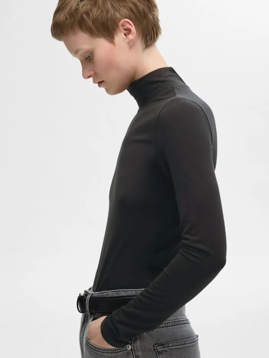 enkel_med_hg_hals_lngrmad_2.webp SELECTED ENKEL MED HÖG HALS LÅNGÄRMAD TOPP Black New