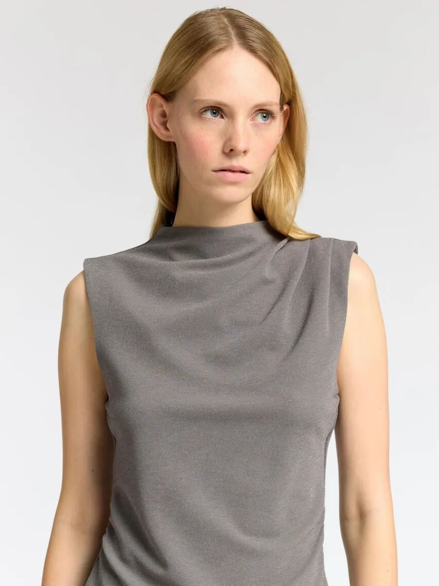 glitter_rmls_topp_3.webp SELECTED GLITTER ÄRMLÖS TOPP Grey New