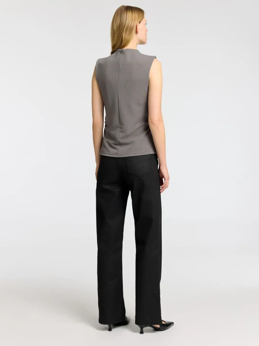 glitter_rmls_topp_4.webp SELECTED GLITTER ÄRMLÖS TOPP Grey New