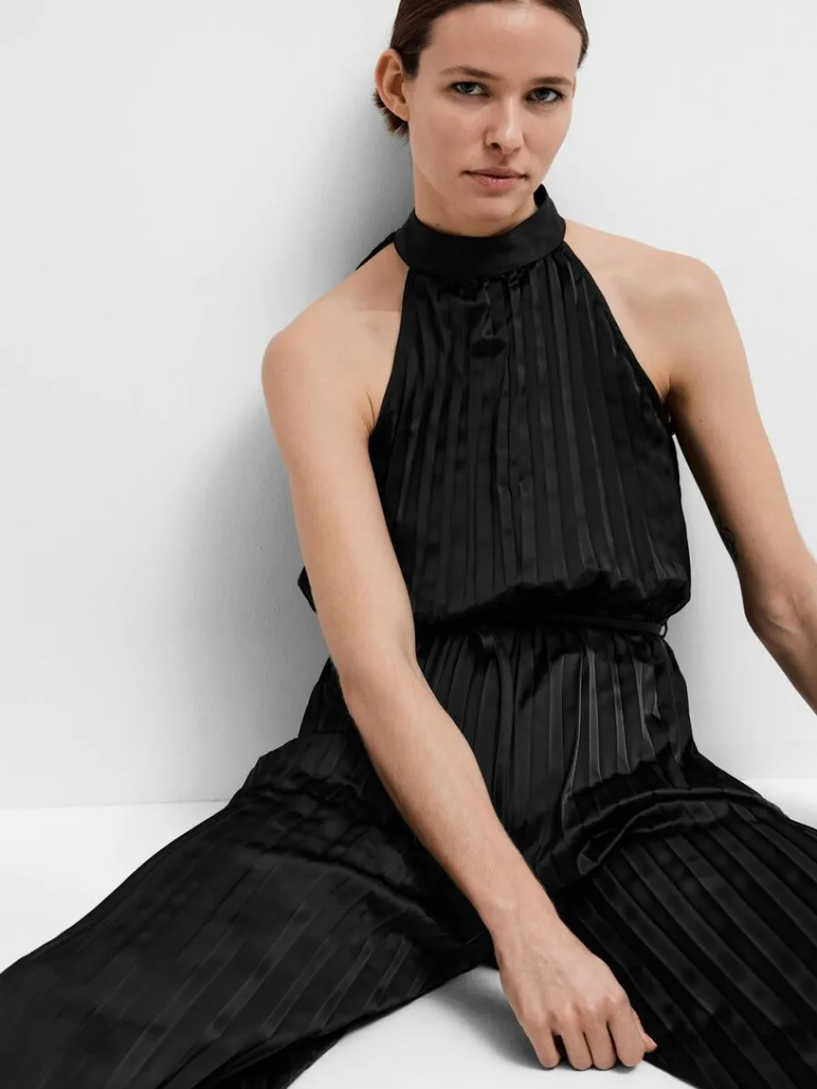 halterneck_med_plissveck__2.webp SELECTED HALTERNECK MED PLISSÉVECK JUMPSUIT Black New
