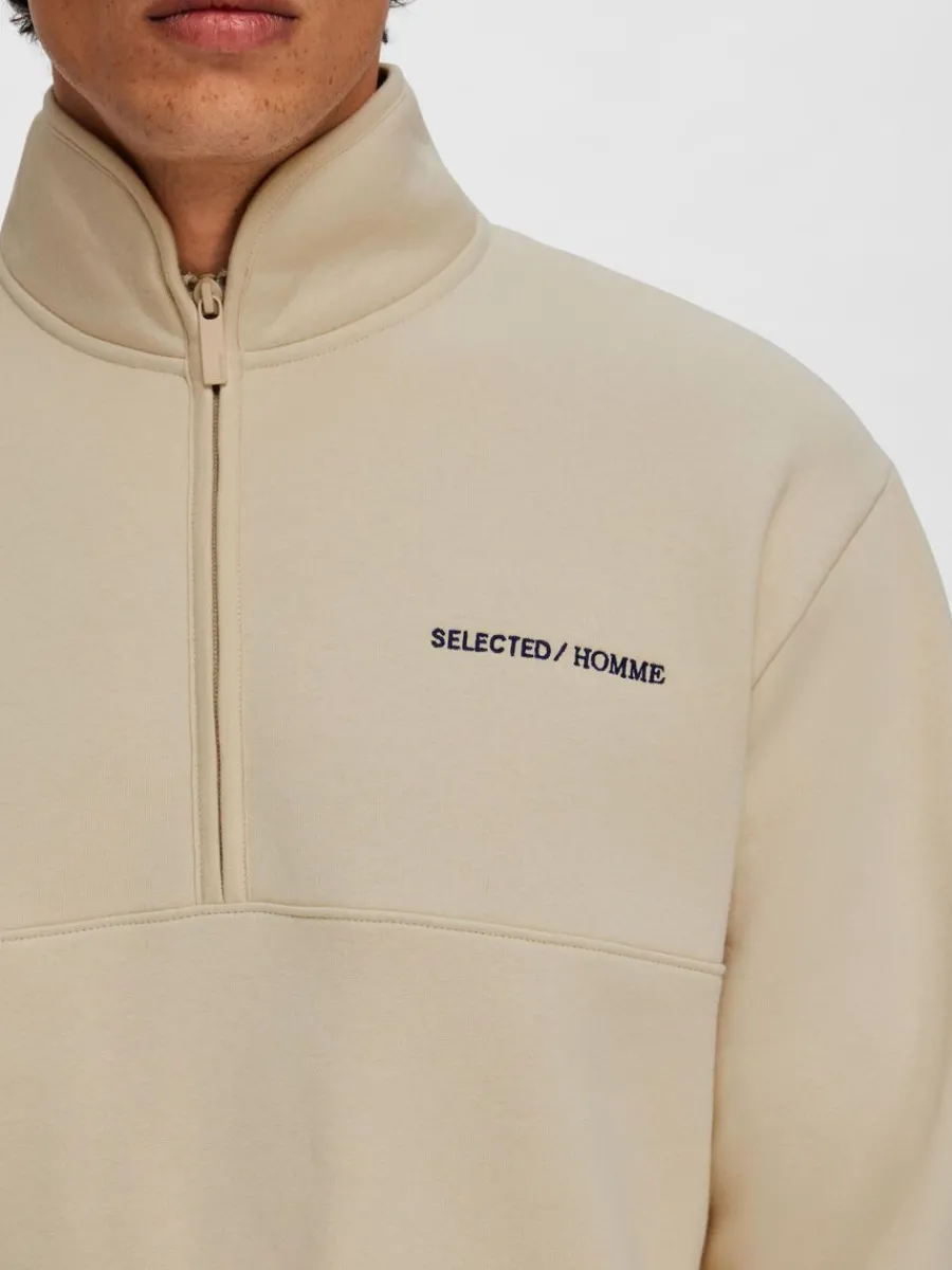 halvlngt_blixtls_trja_5-22.webp SELECTED HALVLÅNGT BLIXTLÅS TRÖJA Beige Shop
