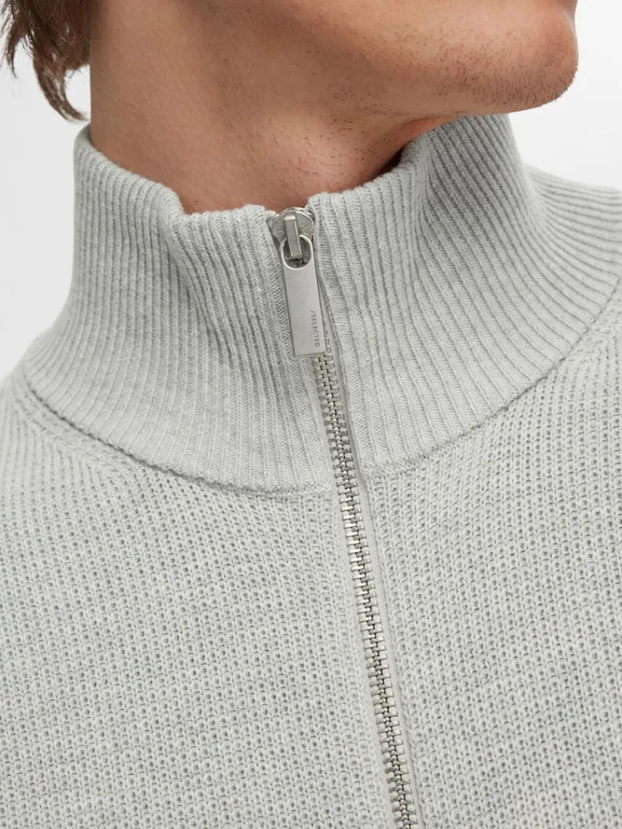 hg_hals_med_blixtls_stick_3.webp SELECTED HÖG HALS MED BLIXTLÅS STICKAD KOFTA Grey Shop